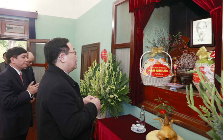 Chủ tịch Quốc hội Vương Đình Huệ dâng hương tưởng niệm Bác Hồ tại Nhà 67, Khu Di tích Chủ tịch Hồ Chí Minh tại Phủ Chủ tịch - Ảnh: TTXVN