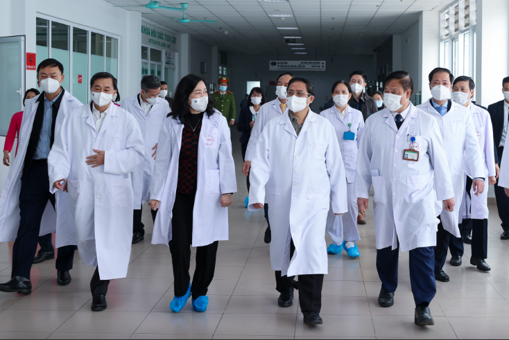 Thủ tướng Phạm Minh Chính thăm, chúc Tết cán bộ, y bác sĩ, nhân viên y tế, người bệnh đang điều trị tại Bệnh viện Bệnh nhiệt đới Trung ương - Ảnh: VGP/Nhật Bắc
