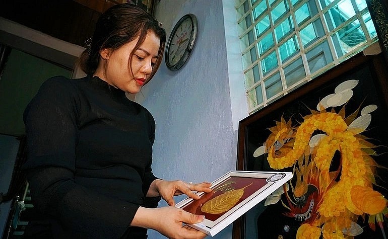 Cô giáo Nguyễn Như Sinh đã tạo nên những bức tranh từ lá cây vô cùng độc đáo.