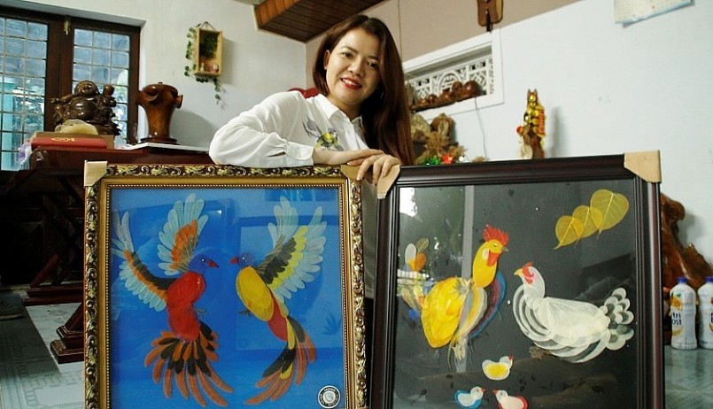 Cô giáo Nguyễn Như Sinh bên những tác phẩm nghệ thuật từ lá cây khô.