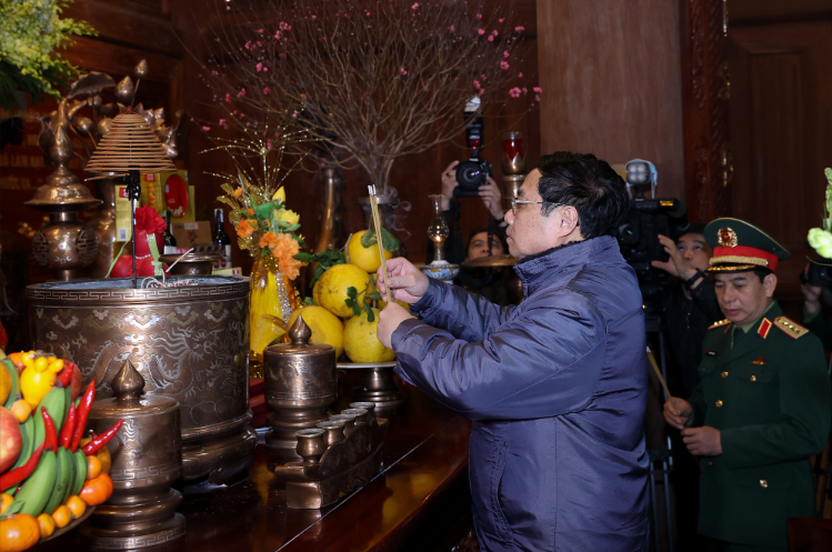 Tại Khu Di tích K9-Đá Chông, Thủ tướng Chính phủ và các đại biểu thành kính dâng hoa, dâng hương tưởng nhớ, bày tỏ lòng biết ơn vô hạn đối với công lao to lớn của Chủ tịch Hồ Chí Minh - Ảnh: VGP
