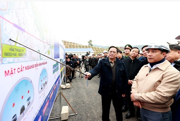 Thủ tướng Phạm Minh Chính kiểm tra và nghe báo cáo về tình hình thực hiện dự án thành phần cao tốc Mai Sơn-Quốc lộ 45. (Ảnh: TTXVN)