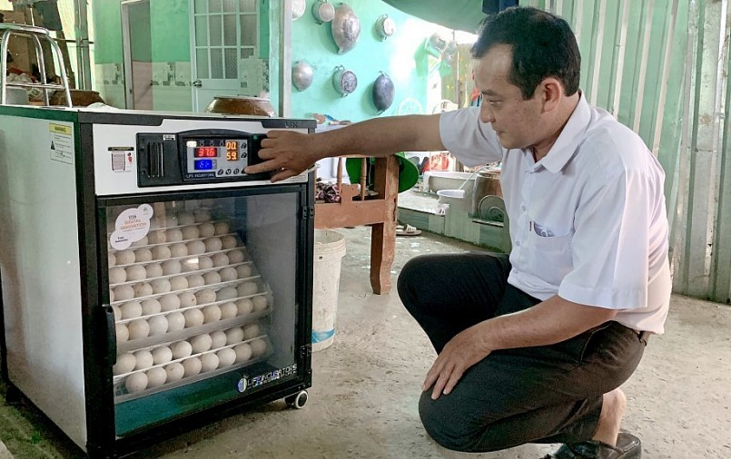 Người dân được hỗ trợ 50% tiền đầu tư máy ấp trứng.