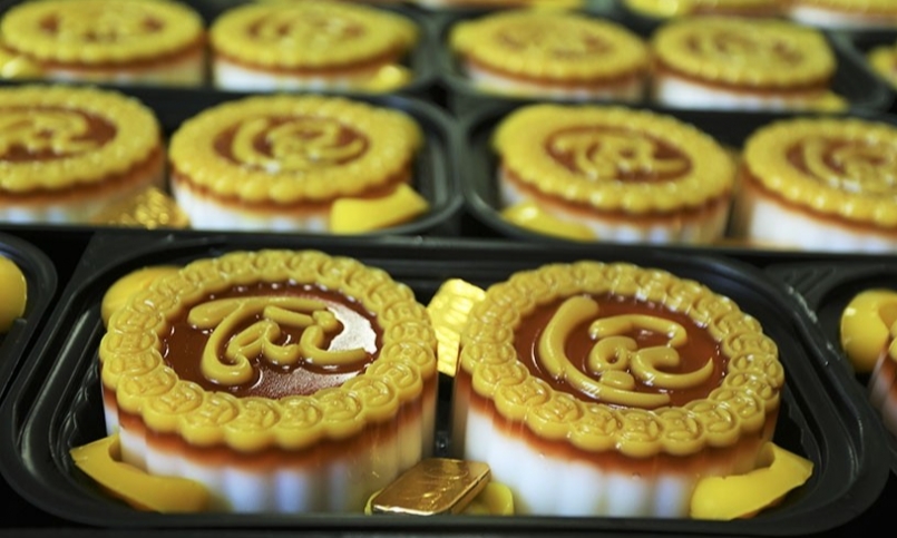 Mỗi set bánh đủ chữ “Tài Lộc”, 5 thỏi vàng và một ly sữa dừa được bán với giá 120.000 đồng