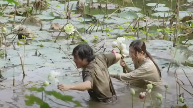 Review phim “Dưới bóng cây hạnh phúc” tập 8: Tố và Tơ hái trộm hoa ở chùa, có vẻ như đang thành đôi