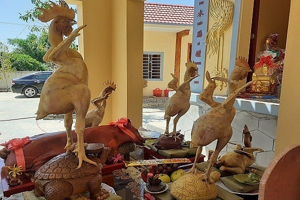 Độc đáo những con “gà bay” được tạo thế đẹp, oai nghi trên mâm cúng tại Hà Tĩnh