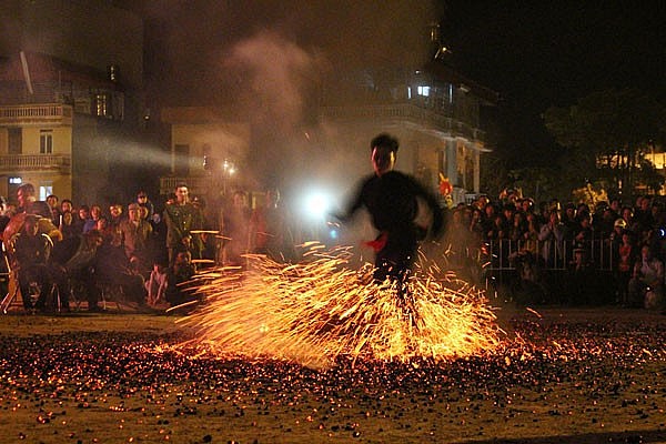 Lễ hội nhảy lửa là phong tục độc đáo của của đồng bào Dao đỏ xã Nậm đét