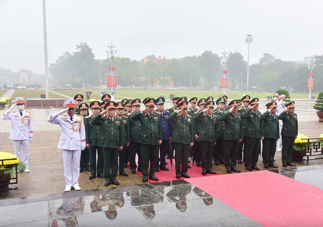 Đoàn đại biểu Bộ Quốc phòng vào Lăng viếng Chủ tịch Hồ Chí Minh. Ảnh: VGP