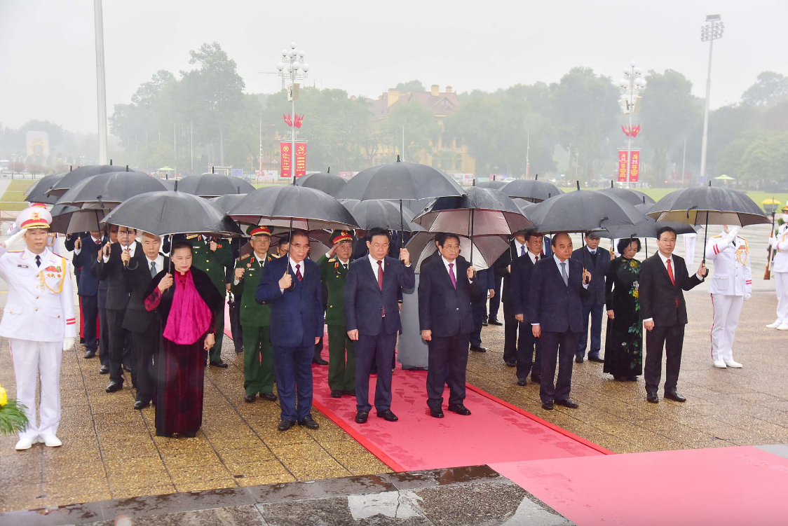Trước anh linh Chủ tịch Hồ Chí Minh vĩ đại, các đồng chí lãnh đạo thành kính bày tỏ lòng biết ơn vô hạn, tưởng nhớ công lao to lớn của Chủ tịch Hồ Chí Minh đối với sự nghiệp đấu tranh giải phóng dân tộc, thống nhất đất nước. Ảnh: VGP