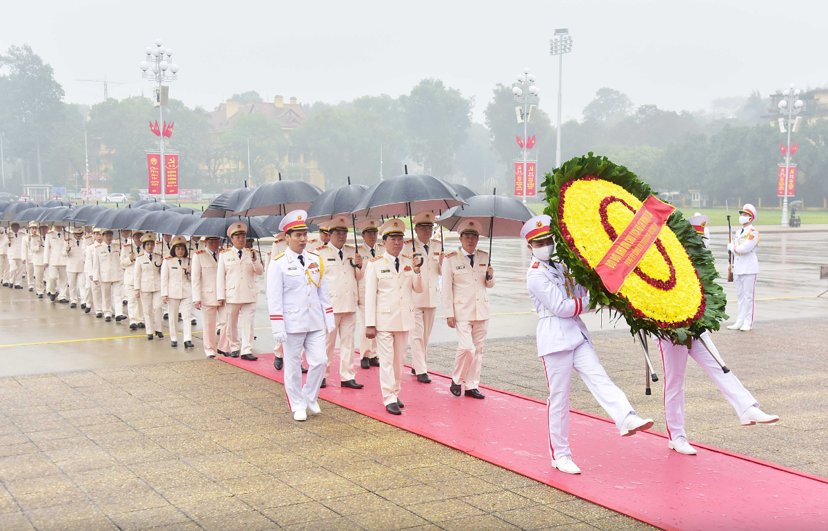 Đoàn đại biểu Bộ Công an vào Lăng viếng Chủ tịch Hồ Chí Minh. Ảnh: VGP