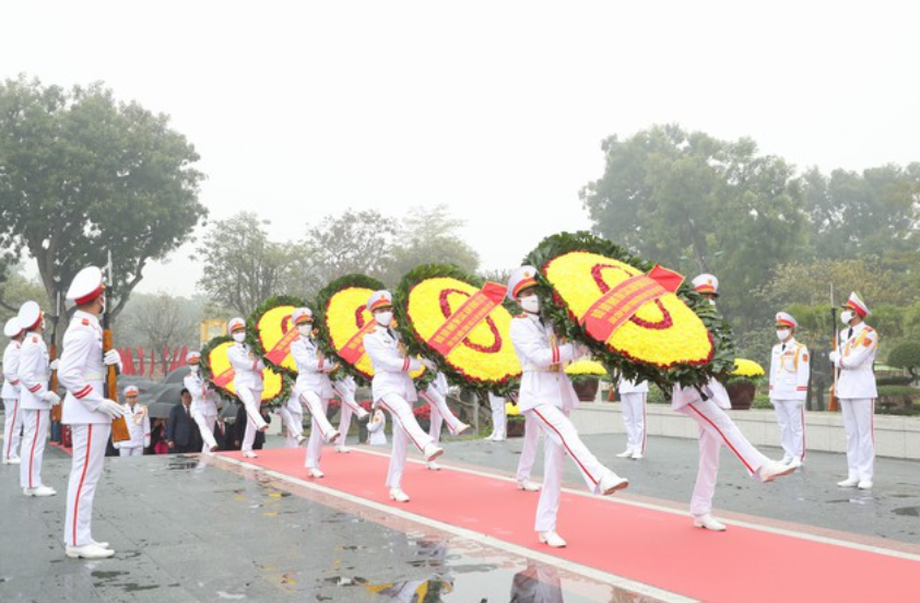 Sau khi vào Lăng viếng Chủ tịch Hồ Chí Minh, Đoàn đại biểu đã tới đặt vòng hoa, dâng hương, tưởng niệm các anh hùng liệt sĩ tại Đài tưởng niệm các Anh hùng liệt sĩ trên đường Bắc Sơn. Ảnh: VGP