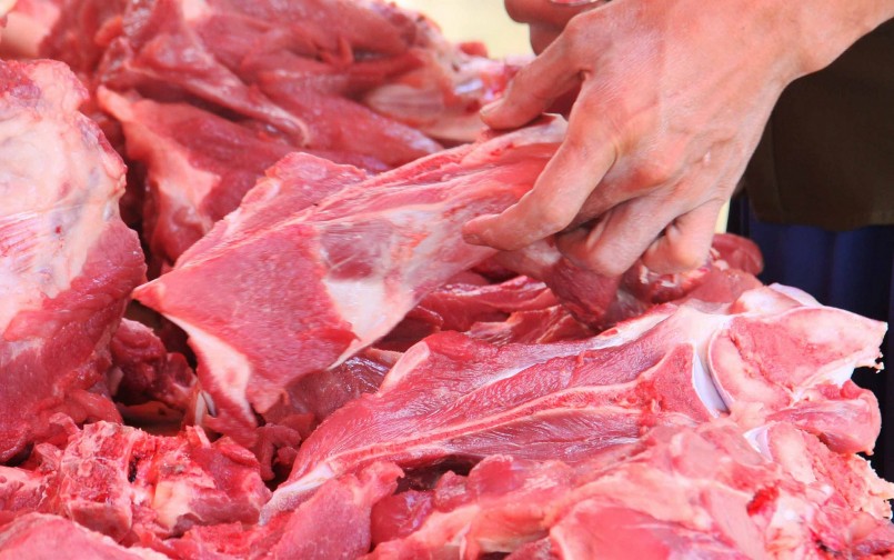 Nhu cầu thịt heo sau tết giảm khiến giá heo hơi chuyển biến chậm.