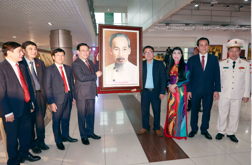 Lãnh đạo tỉnh Vĩnh Phúc trao bức ảnh chân dung Bác Hồ tặng Chủ tịch Quốc hội Vương Đình Huệ.