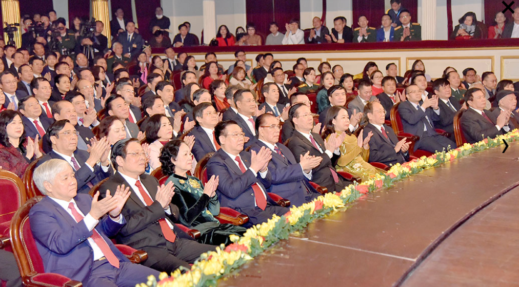 Chủ tịch Quốc hội Vương Đình Huệ và các đại biểu dự Lễ công bố và trao giải Búa liềm vàng lần thứ VII.