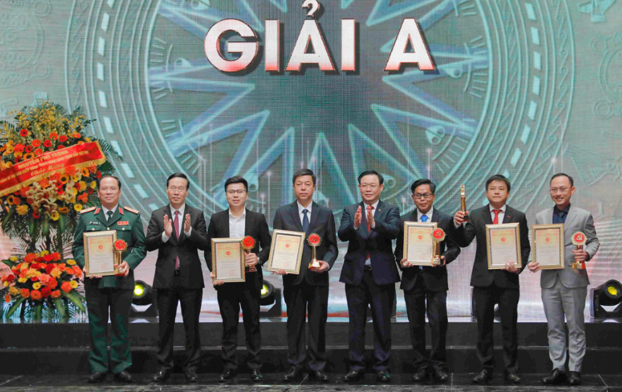 Chủ tịch Quốc hội Vương Đình Huệ và Thường trực Ban Bí thư Võ Văn Thưởng trao Giải A cho tác giả và nhóm tác giả đoạt giải.