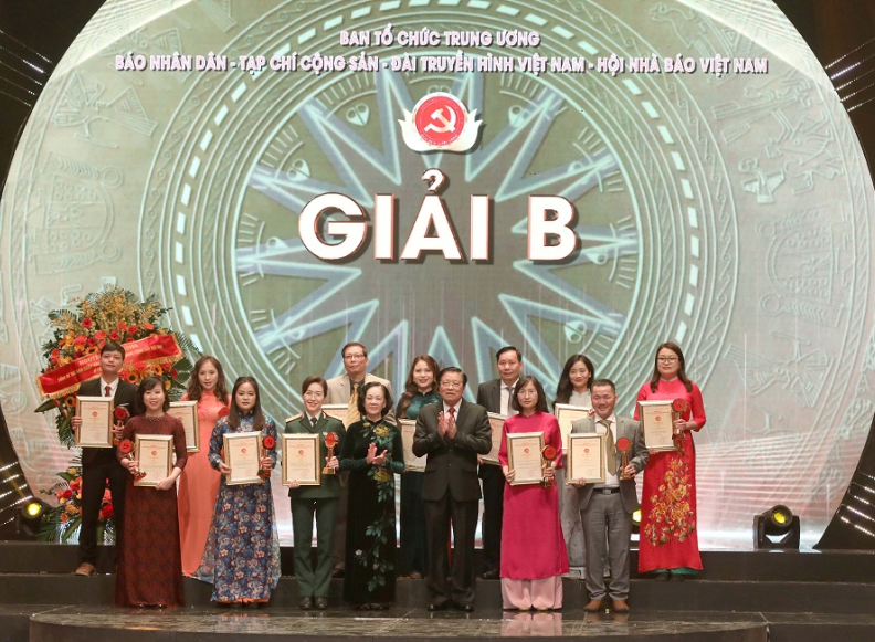 Ban Tổ chức trao giải B cho các tác giả