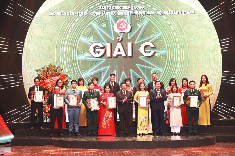 Giám đốc Học viện Chính trị Quốc gia Hồ Chí Minh Nguyễn Xuân Thắng và Phó Thủ tướng Lê Minh Khái trao Giải C cho các tác giả, nhóm tác giả có tác phẩm đoạt giải C