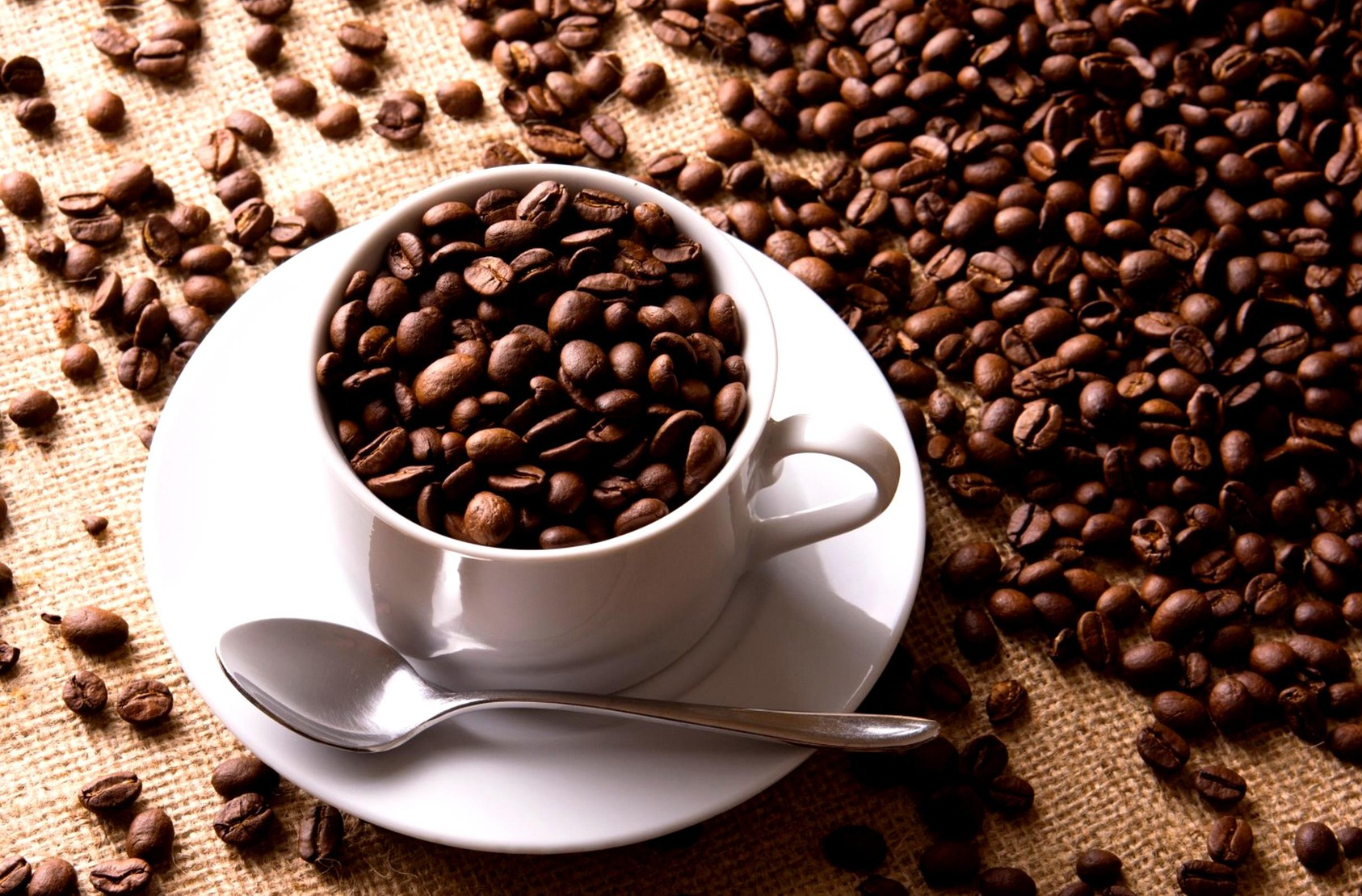 Giá nông sản hôm nay dự báo giá cà phê còn nhiều biến động do thiếu hụt nguonf cung và các chính sách về điều chỉnh lãi suất tiền tệ.