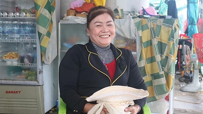 Bà Võ Thị Thu Loan, 55 tuổi ở thôn Bình Ba Tây phấn khởi khi có thu nhập khá từ con tôm