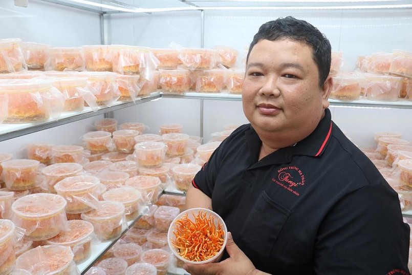 Anh Ngô Xuân Ðiền khởi nghiệp thành công với việc nuôi trồng đông trùng hạ thảo. Ảnh Hồng Thắm
