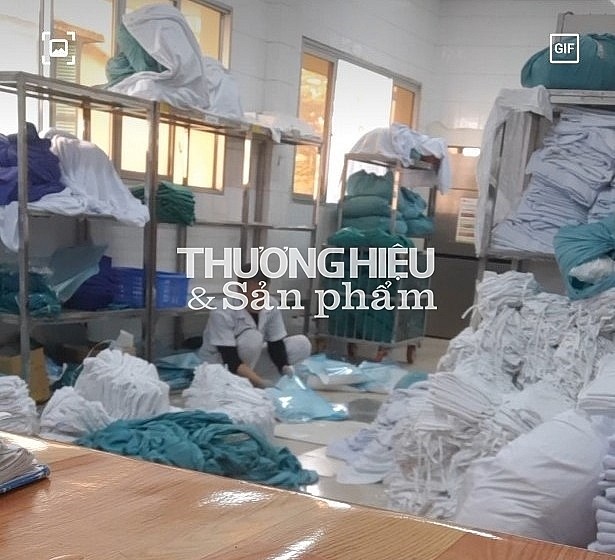 Bệnh viện Phụ sản Trung Ương chất hàng đống quần áo vải y tế sạch ra sàn nhà