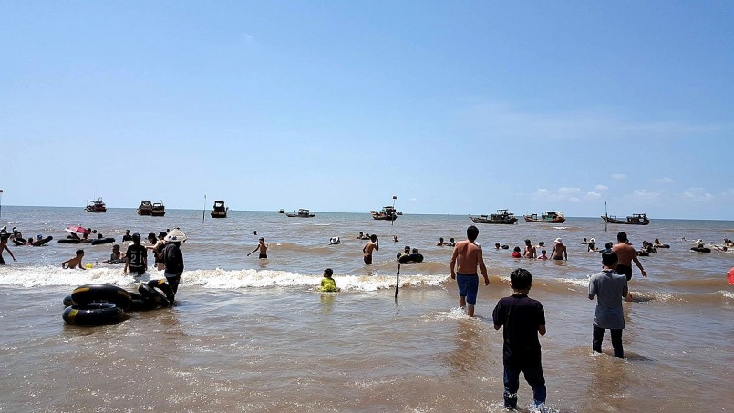 Biển Cồn Bửng là biển phù sa nhưng vẫn thu hút đông đảo du khách