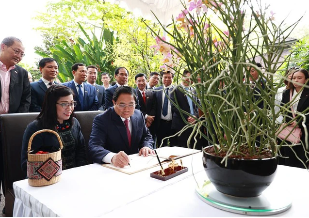 Thủ tướng và Phu nhân ký đặt tên hoa lan. Ảnh: Dương Giang