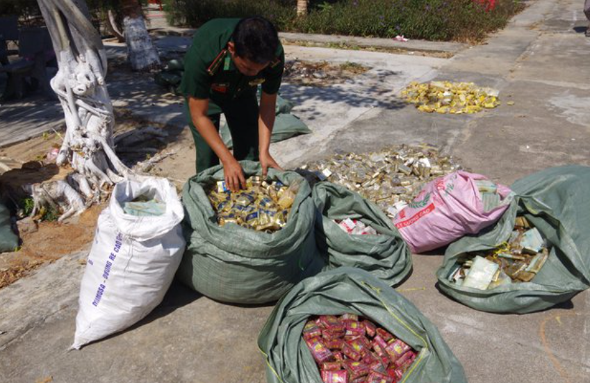 Ninh Thuận: Tạm giữ lượng lớn thuốc lá nhập lậu trôi dạt vào bờ biển