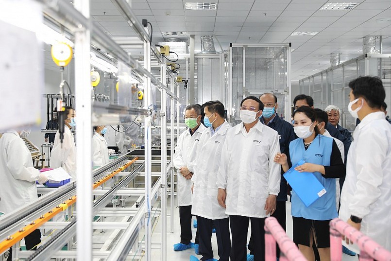 Đồng chí Nguyễn Xuân Ký, Bí thư Tỉnh ủy, Chủ tịch HĐND tỉnh, thăm dây chuyền sản xuất của Tập đoàn Foxconn.