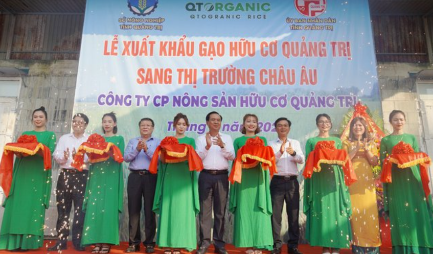 Lãnh đạo UBND tỉnh Quảng Trị Cắt băng đánh dấu lô hàng gạo hữu cơ Quảng Trị đầu tiên xuất sang thị trường châu Âu