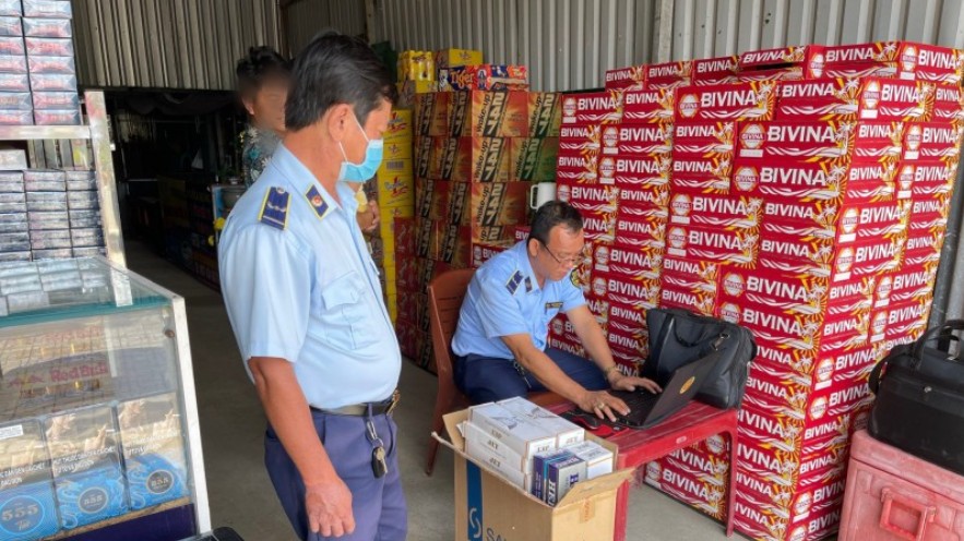 Kiên Giang: Kiểm tra đột xuất một cửa hàng kinh doanh, thu giữ hàng trăm bao thuốc lá nhập lậu