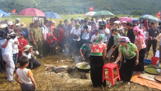 Yên Bái: Độc lạ Lễ hội "Mừng cơm mới" diễn ra ngay trên mảnh ruộng canh tác của các hộ gia đình đồng bào dân tộc Thái tại xã Tú Lệ
