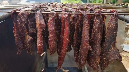 Thưởng thức đặc sản thịt trâu gác bếp tại Pù Luông