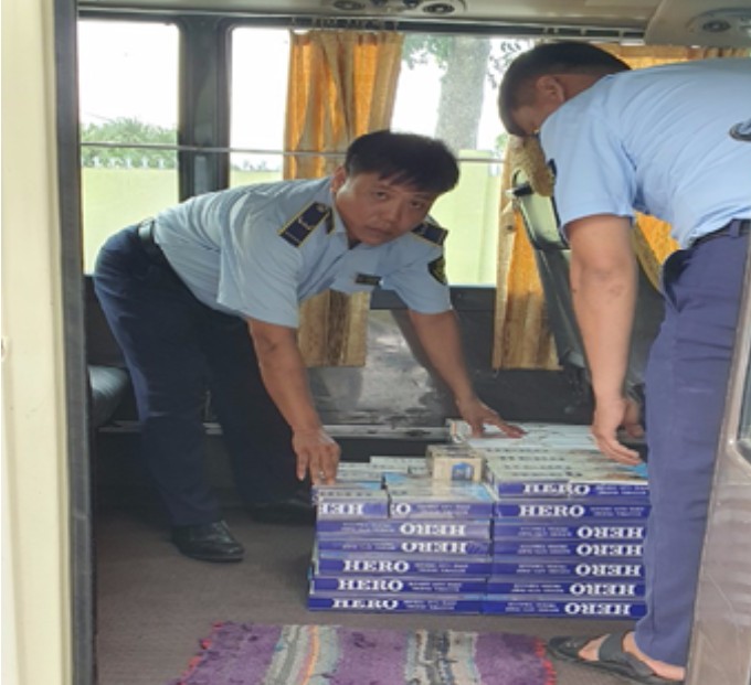 Kiên Giang: Phát hiện xe khách dấu hàng nghìn bao thuốc lá nhập lậu trong hầm xe