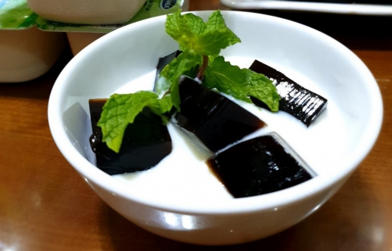 Thạch đen là một món ăn tốt cho sức khỏe, giúp thanh nhiệt, giải độc