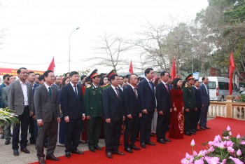 Lãnh đạo tỉnh Thanh Hóa dâng hương tại Khu lưu niệm Bác Hồ về thăm