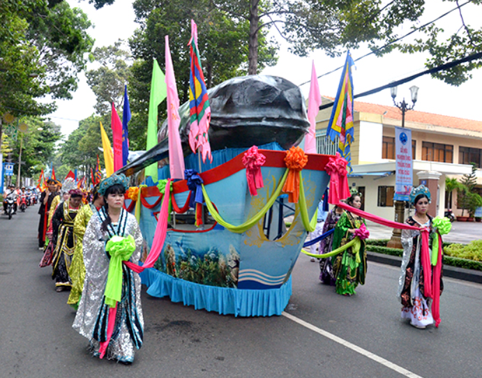 . Lễ hội truyền thống Lễ hội Nghinh Ông, phường Thắng Tam, thành phố Vũng Tàu, tỉnh Bà Rịa - Vũng Tàu.