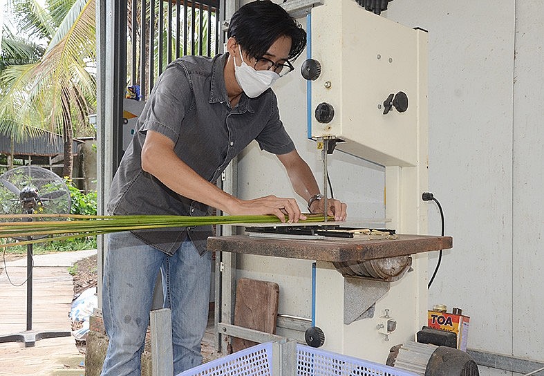 Anh Huỳnh Văn No sử dụng máy cắt sậy, cỏ bàng trước khi rửa, tạo thành ống hút thành phẩm