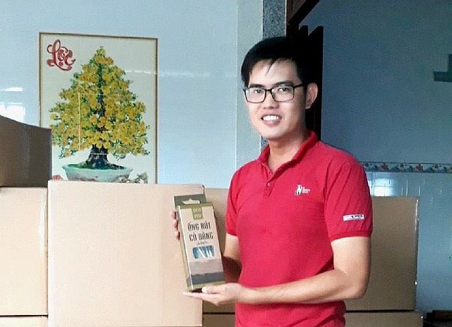 Anh Phan Tấn Phát sản xuất ống hút từ cỏ bàng góp phần bảo vệ môi trường