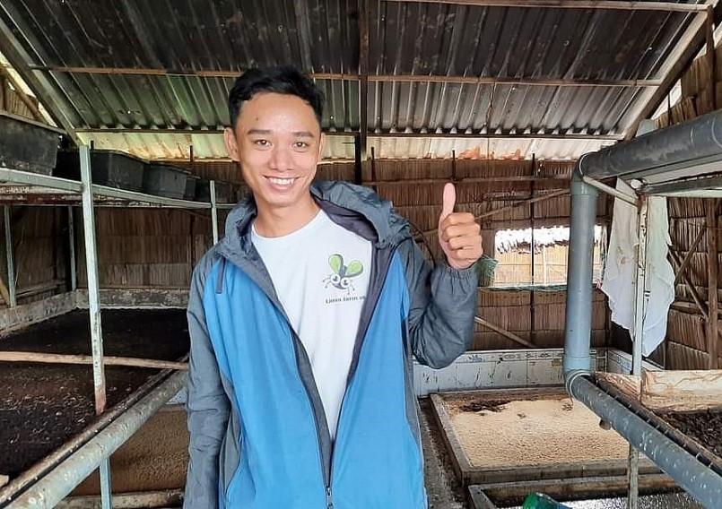 Nguyễn Thái Phong bên trang trại ruồi lính đen