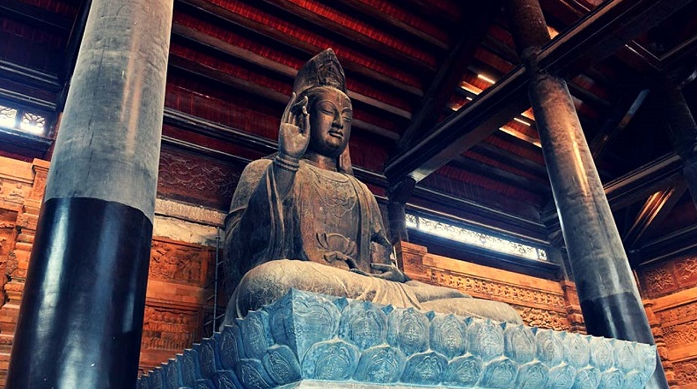Pho tượng Phật bằng đồng nguyên khối khổng lồ ở điện Pháp Chủ.