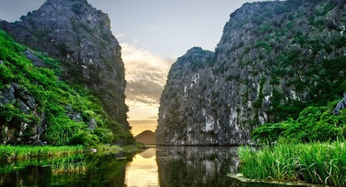 Những hang động ở đây đẹp không kém khu du lịch Tràng An Ninh Bình.  Nguồn bài viết: https://dulichkhampha24.com/chua-tam-chuc.html