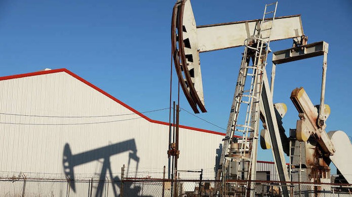 Giá dầu thô tiếp tục sụt giảm mạnh