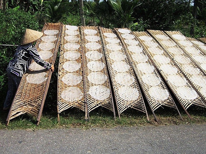 Làng bánh tráng Túy Loan nổi tiếng về bề dày lịch sử và quy trình làm bánh gia truyền độc đáo