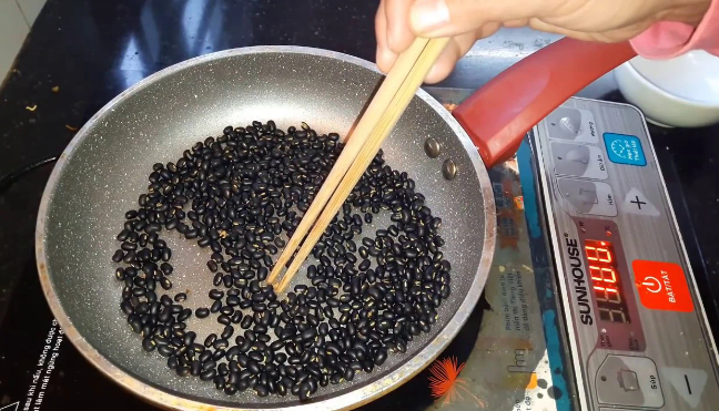 Rang đậu đen trước khi đun nước