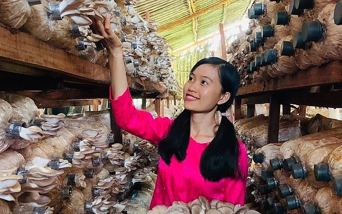 Trần Mai Ril, cô gái Cà Mau 28 tuổi, sở hữu nông trại nấm khủng, thu về 70 triệu đồng mỗi tháng.