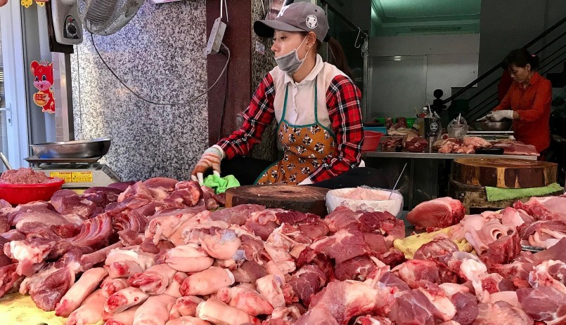 Giá heo hơi giảm khiến giá thịt heo tại chợ cũng biến động mạnh.