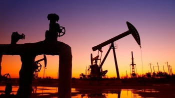 Giá dầu thô đồng loạt lao dốc
