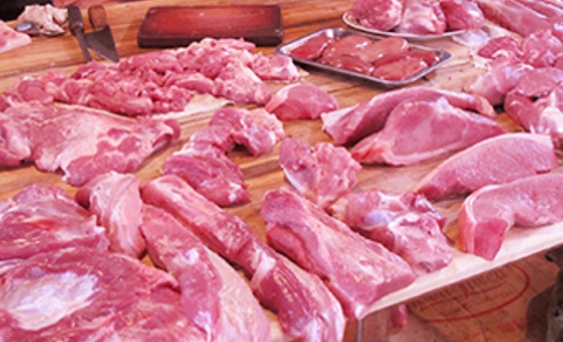 Giá heo hơi giảm kéo theo giá thịt giảm đồng loạt từ chợ tới siêu thị.