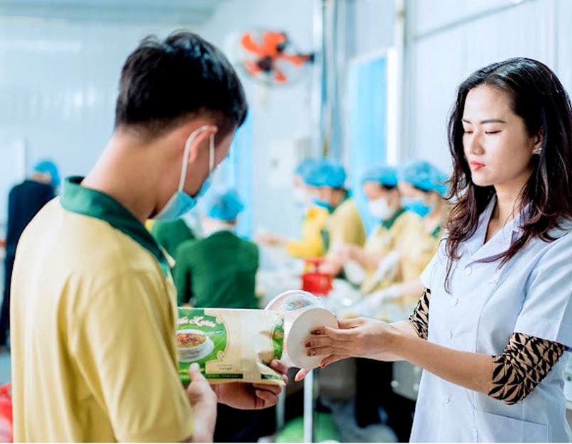 Chị Trần Thị Hà Nhung đã sản xuất thành công các sản phẩm chế biến từ lươn rồi đóng hộp xuất khẩu khắp thế giớii.